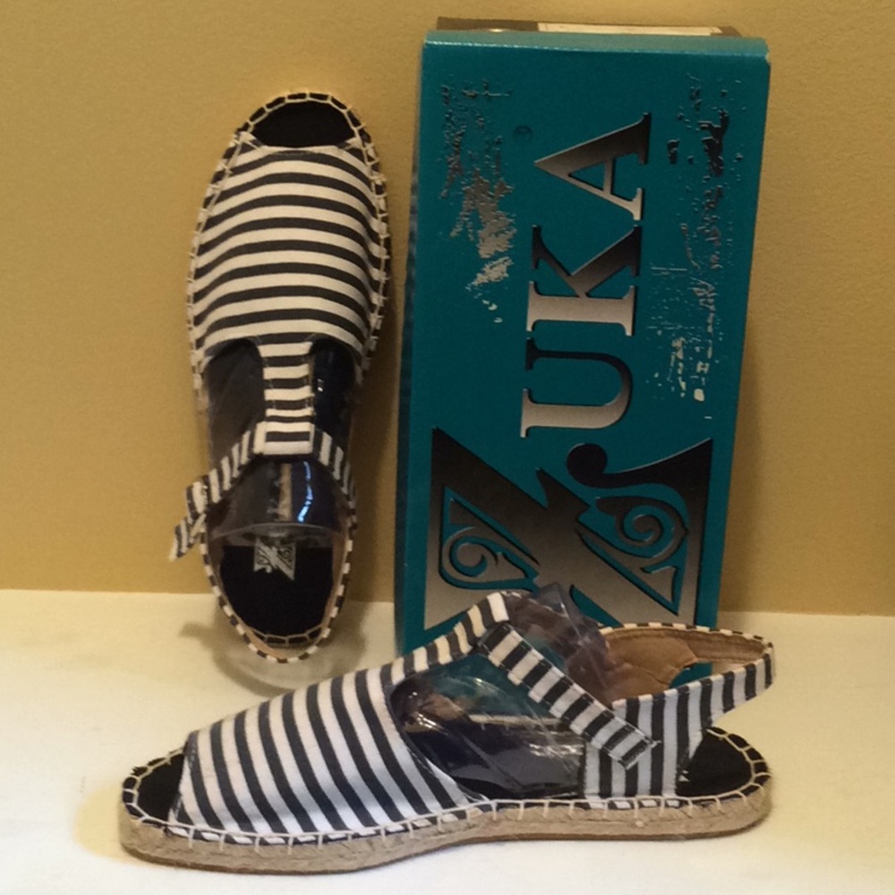 Zuka T strap Navy White Sandals flats women’s 7